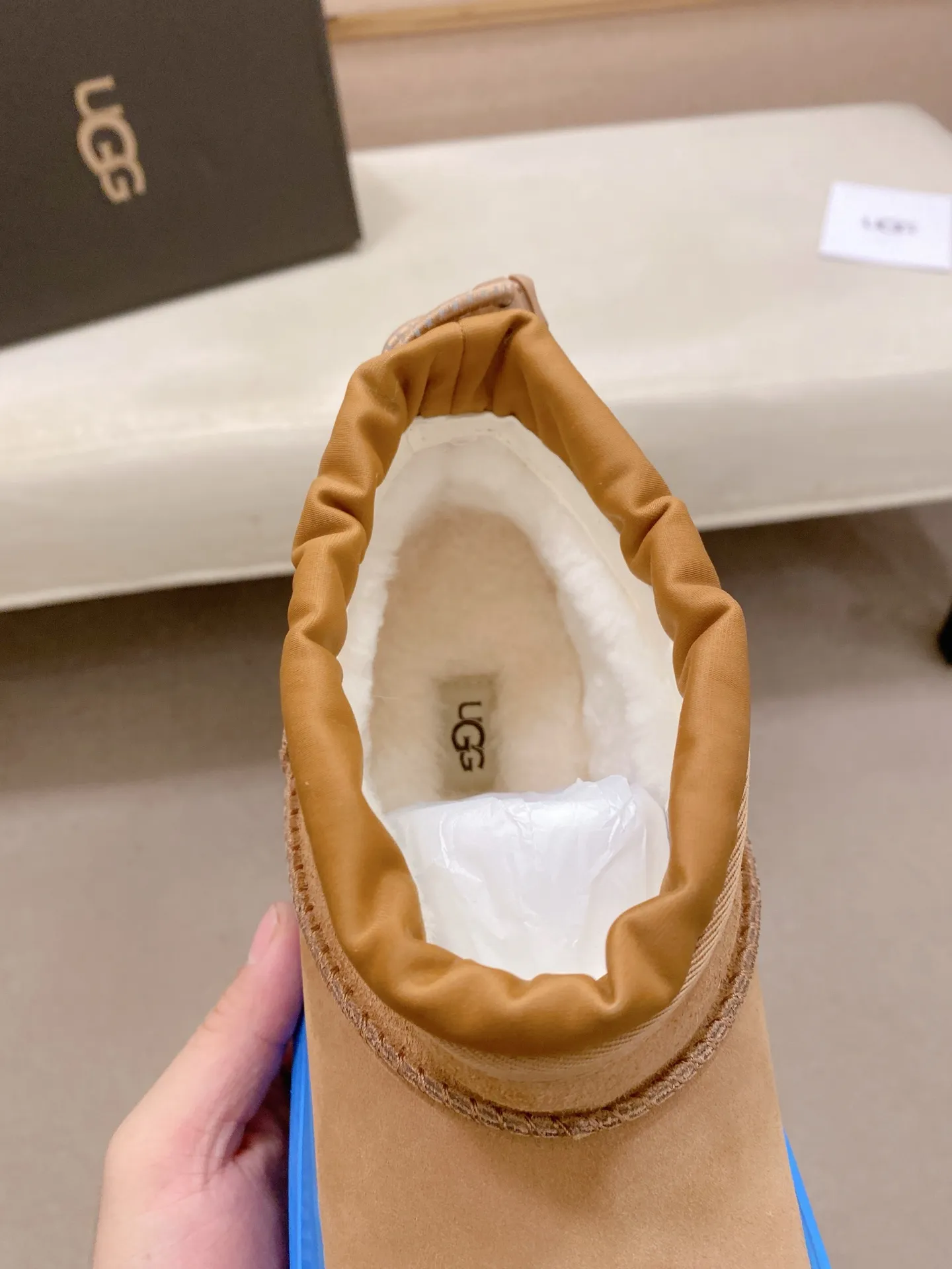 Factory price: 500💰Couple model💏 Same style as Wang Yibo, North American men's shoes Ugg ☃️In the special sale of new high-quality men's shoes snow boots in autumn and winter, the nemesis of extreme cold weather! Made of cowhide leather, merino wool lining, and original outsole, whether driving, outdoor or daily wear, there is always one that suits you! Male and female size: 35-46.